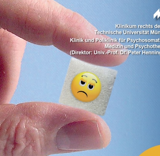 Zwei Finger halten Eiswürfel mit traurigem Smiley