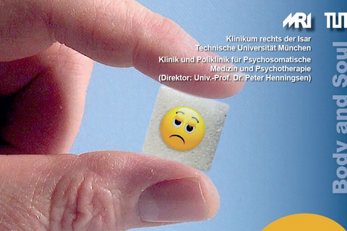 Zwei Finger halten Eiswürfel mit traurigem Smiley